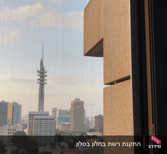 חזית אלומיניום של בניין עם חלון זכוכית